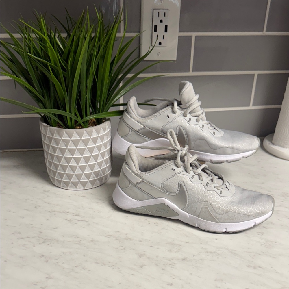 Nike Women's Light Gray Sneakers